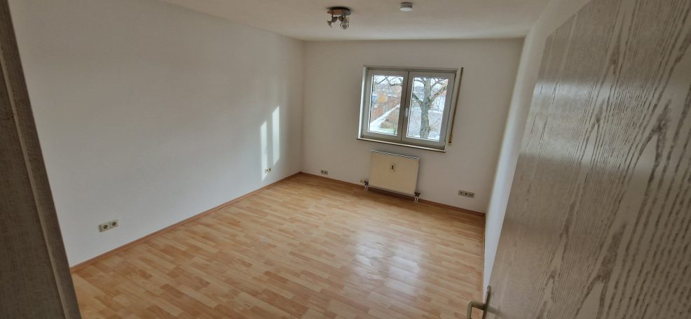 Bodenbelagsarbeiten Leerer Raum mit Holzfußboden und einem Fenster, das Tageslicht einlässt.